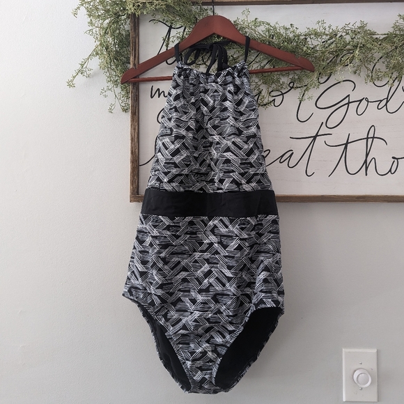 Time and Tru One Piece Swimsuit 1X - Picture 2 of 9